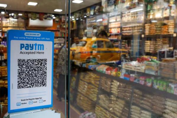 Stiker kode QR aplikasi pembayaran digital Paytm terlihat di luar sebuah toko swalayan di Kolkata, India, 9 Juli 2024. REUTERS 