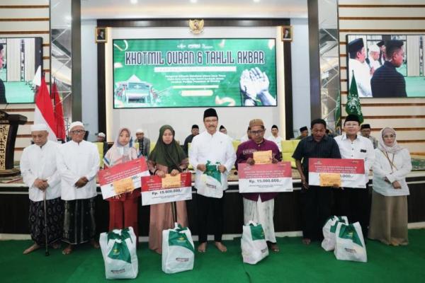 Menteri Sosial (Mensos) Saifullah Yusuf saat menyerahkan santunan kepada ahli waris korban runtuhnya bangunan di Pesantren Al-Khoziny (Foto: Kemensos) 