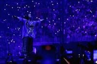 Sambut Penonton Konser, Billie Eilish Diseret Kasar oleh Penggemar