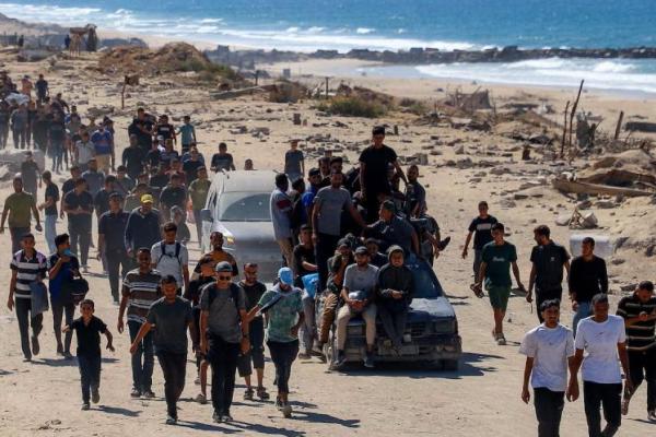 Warga Palestina, yang mengungsi ke bagian selatan Gaza, melanjutkan perjalanan mereka setelah tiba di Kota Gaza setelah gencatan senjata antara Israel dan Hamas di Gaza mulai berlaku, 10 Oktober 2025. REUTERS 