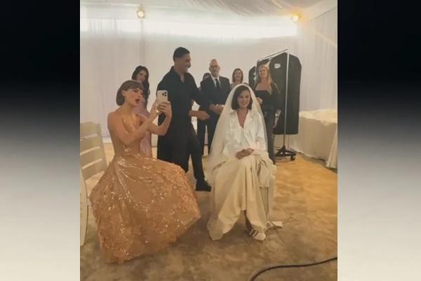 Selena Gomez mengenakan gaun blazer putih dari Ralph Lauren. Tampak Taylor Swift hadir di pernikahan sahabatnya. (FOTO: INSTAGRAM) 