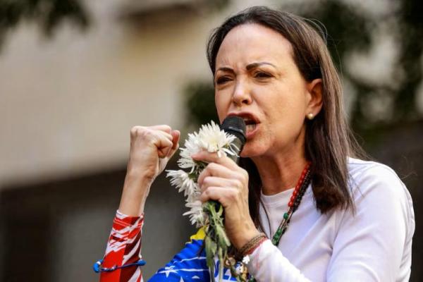 Pemimpin oposisi Venezuela, Maria Corina Machado, menyapa para pendukungnya dalam rapat umum penutupan kampanye pemilihan presiden di Caracas, Venezuela, 25 Juli 2024. REUTERS 