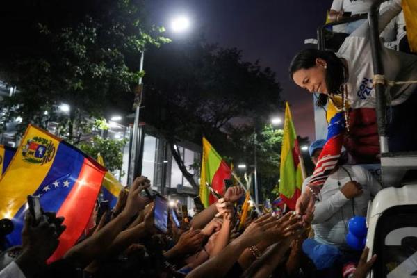 Pemimpin oposisi Venezuela, Maria Corina Machado, berpidato di hadapan para pendukungnya dalam sebuah aksi unjuk rasa menjelang pelantikan Presiden Nicolas Maduro untuk masa jabatan ketiganya, di Caracas, Venezuela, 9 Januari 2025. REUTERS 