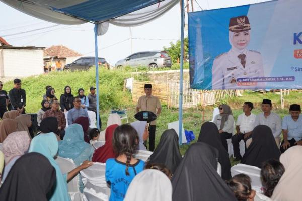 Mendes PDT Yandri Suasanto saat kunjungan kerja ke Desa Cerukcuk Kecamatan Tanara Kabupaten Serang (Foto: Humas Kemendes PDT) 