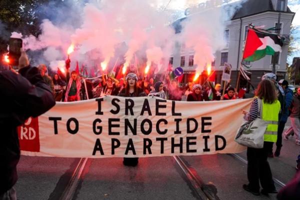 Demonstran pro-Palestina berunjuk rasa di Oslo sebelum pertandingan antara Norwegia dan Israel pada 11 Oktober 2025. (FOTO: REUTERS) 