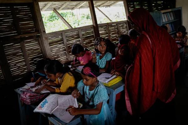Anak-anak bersekolah di sekolah terapung di daerah Bhangura, Pabna, Bangladesh. (FOTO: REUTERS) 