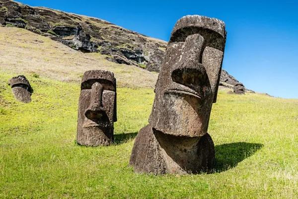 Patung moai Pulau Paskah. (FOTO: GETTY IMAGE) 