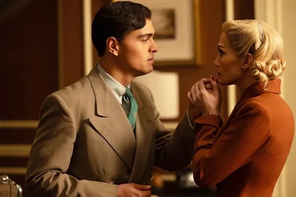 Tonatiuh dan Jennifer Lopez dalam Kiss of the Spider Woman. (FOTO: ROADSIDE ATTRACTIONS) 