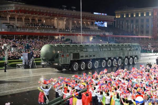 Parade militer merayakan ulang tahun ke-80 berdirinya Partai Buruh Korea yang berkuasa, di Pyongyang, Korea Utara dalam gambar yang dirilis pada 11 Oktober 2025 oleh KCNA via REUTERS. 