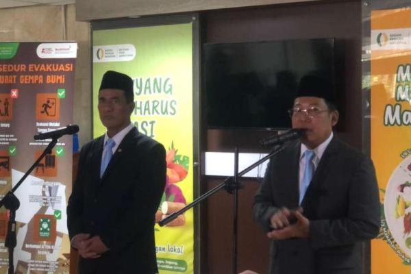 Arief Prasetyo Adi (kanan) bersama Andi Amran Sulaiman (kiri) usai Serah Terima Jabatan Kepala Badan Pangan Nasional (Bapanas) di Kantor Bapanas, Senin (13/10/2025) (Foto: Habib/Katakini.com) 