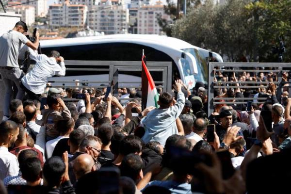 Orang-orang berkumpul untuk menyambut tahanan Palestina yang dibebaskan saat mereka tiba di Ramallah, Tepi Barat yang diduduki Israel, 13 Oktober 2025. REUTERS 