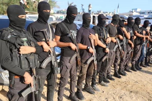 Militan Palestina berjaga pada hari penyerahan sandera yang ditahan di Gaza sejak serangan mematikan 7 Oktober 2023 kepada Komite Palang Merah Internasional, di Khan Younis, Jalur Gaza selatan, 13 Oktober 2025. REUTERS 