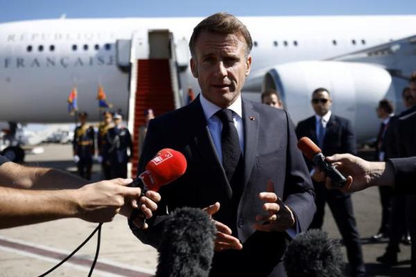 Presiden Prancis Emmanuel Macron berbicara kepada awak media, setelah tiba di Sharm el-Sheikh, Mesir, 13 Oktober 2025. Foto via REUTERS 