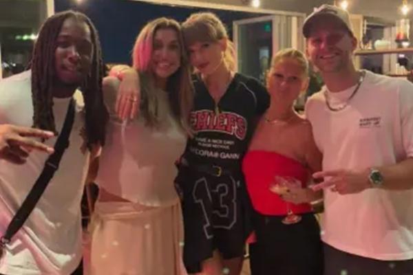 Taylor Swift dan Travis Kelce berpesta dengan teman-teman setelah kemenangan Kansas City Chiefs pada Sunday Night Football. (FOTO: INSTAGRAM) 