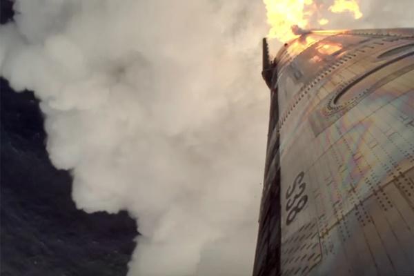 Starship milik SpaceX berhasil menyelesaikan uji cobanya yang ke-11 pada tanggal 13 Oktober 2025. (FOTO: SPACEX) 