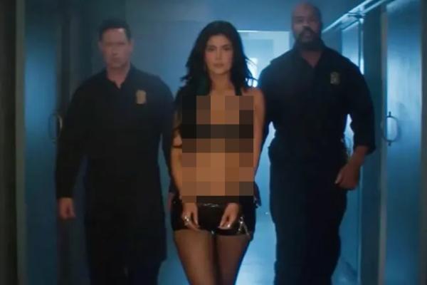 Kylie Jenner melakukan pemotretan dan video untuk kampanye lini kecantikannya Kylie Cosmetics dengan aksi provokatif. (FOTO: INSTAGRAM) 