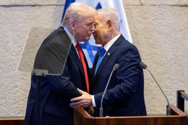 Presiden AS Donald Trump dan Perdana Menteri Israel Benjamin Netanyahu berdiri di Knesset pada hari Trump berpidato, di Yerusalem, 13 Oktober 2025. REUTERS 
