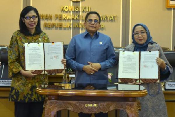 Deputi Persidangan Setjen DPR RI Suprihartini saat Setjen DPR RI dengan Setneg melakukan penandatanganan nota kesepahaman (MoU) terkait aplikasi kendali administrasi pejabat negara. di Gedung DPR, Selasa (14/10/2025). Foto: dpr 