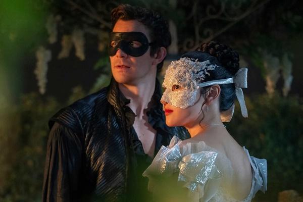 Yerin Ha dan Luke Thompson di Bridgerton Season 4. (FOTO: NETFLIX) 