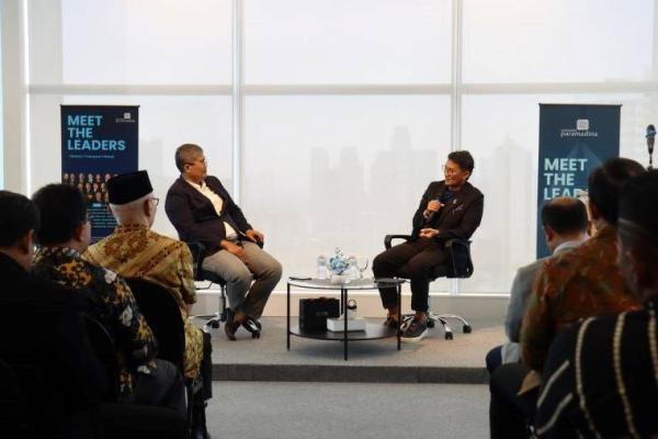 Mantan Menteri Pariwisata dan Ekonomi Kreatif Sandiaga Salahuddin Uno (kanan) pada forum Meet The Leaders Universitas Paramadina, Jakarta, Sabtu (11/10/2025). Foto: dok. katakini 