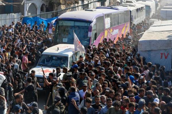 Orang-orang berkumpul di rumah sakit Nasser untuk menyambut tahanan Palestina yang dibebaskan oleh Israel, di Khan Younis di Jalur Gaza selatan, 13 Oktober 2025. REUTERS 