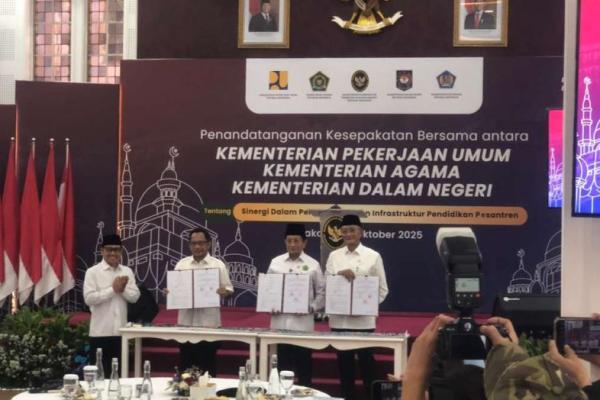 Penandatanganan Kesepakatan Bersama antara Kementerian Pekerjaan Umum, Kementerian Agama, Kementerian Dalam Negeri tentang Sinergi Dalam Penyelenggaraan Infrastruktur Pendidikan Pesantren (Foto: Habib/Katakini.com) 