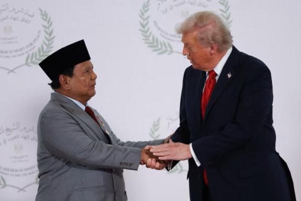 Presiden AS Donald Trump dan Presiden Indonesia Prabowo Subianto berjabat tangan saat berpose untuk foto, di Sharm el-Sheikh, Mesir, 13 Oktober 2025. REUTERS 