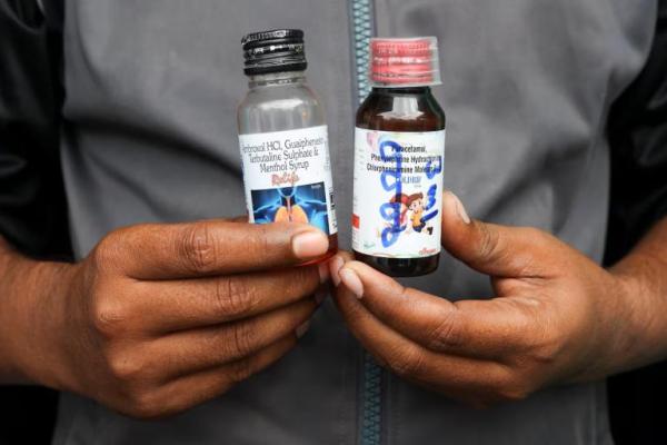 Saddam Mansuri, ayah dua anak, menunjukkan botol Coldrif, yang terkait dengan kematian beberapa anak, dan sirup obat batuk Relife, yang tidak terkait dengan kematian apa pun, tetapi pihak berwenang India telah meminta masyarakat untuk menghindarinya, di Parasia, Madhya Pradesh, India, 10 Oktober 2025. REUTERS 