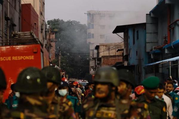 Asap mengepul dari sebuah gedung saat kebakaran terjadi di sebuah pabrik garmen dan gudang kimia di Dhaka, Bangladesh, 14 Oktober 2025. REUTERS 