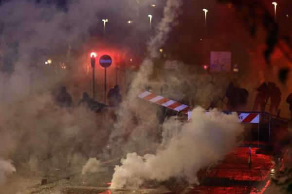 Gas air mata digunakan saat polisi bentrok dengan demonstran pro-Palestina dalam pawai menentang tim sepak bola Israel menjelang pertandingan Italia vs Israel di Udine, Italia, 14 Oktober 2025. REUTERS 