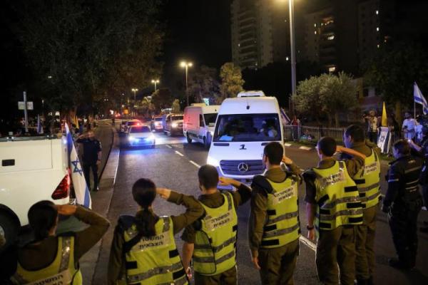 Sebuah konvoi yang mengangkut jenazah sandera, tiba di pusat forensik Abu Kabir, di Tel Aviv, Israel, 15 Oktober 2025. REUTERS 