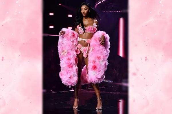 Angel Reese tampil di runway Victoria`s Secret Fashion Show 2025, Rabu (15/10/2025) di New York City. (FOTO: GETTY IMAGE) 