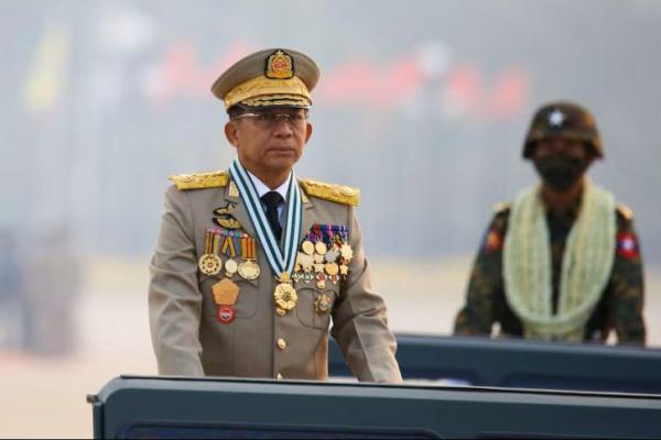 Kepala junta Myanmar, Jenderal Senior Min Aung Hlaing, memimpin parade militer pada Hari Angkatan Bersenjata di Naypyitaw, Myanmar, 27 Maret 2021. REUTERS 