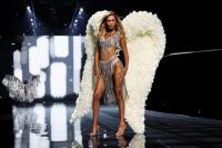 Bella Hadid tampil di runway Victoria`s Secret Fashion Show 2025, Rabu (15/10/2025) di New York City. (FOTO: GETTY IMAGE)
