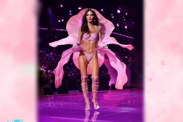 Emily Ratajkowski tampil perdana di runway Victoria`s Secret Fashion Show 2025, Rabu (15/10/2025) di New York City. (FOTO:SHUTTERSTOCK) 