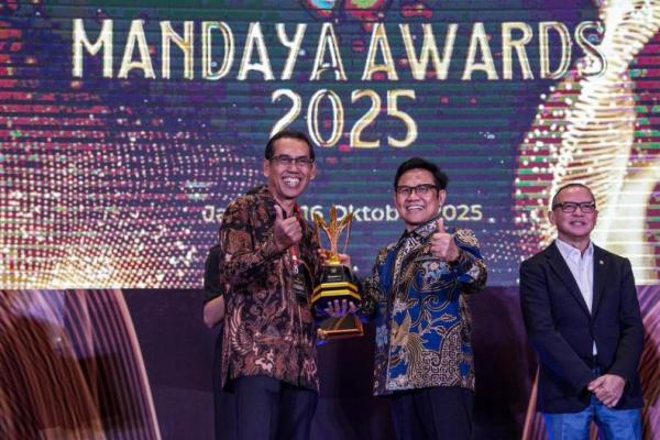 Menko PM Abdul Muhaimin Iskandar saat memberikan penghargaan pada pelaku pemberdayaan masyarakat dalam ajang Mandaya Awards 2025 (Foto: Ist) 