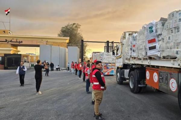 Truk pengangkut bantuan menuju Gaza melintasi perbatasan antara Mesir dan Jalur Gaza, setelah gencatan senjata antara Israel dan Hamas di Gaza berlaku, di Rafah, Mesir, 12 Oktober 2025. REUTERS 