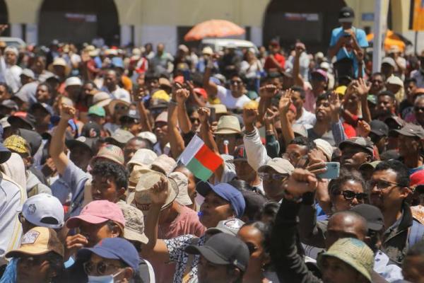 Para pengunjuk rasa berkumpul di luar balai kota di Independence Avenue selama demonstrasi nasional yang dipimpin oleh pemuda menentang seringnya pemadaman listrik dan kekurangan air, di Antananarivo, Madagaskar, 14 Oktober 2025. REUTERS 