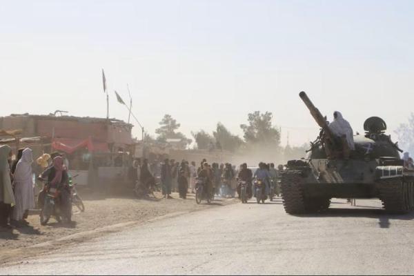 Seorang pejuang Taliban Afghanistan duduk di atas tank dekat perbatasan Afghanistan-Pakistan di Spin Boldak, Provinsi Kandahar, setelah baku tembak antara pasukan Pakistan dan Afghanistan di Afghanistan, 15 Oktober 2025. REUTERS 