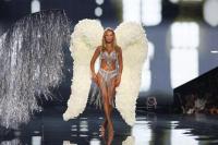 Bella Hadid tampil di runway Victoria`s Secret Fashion Show 2025, Rabu (15/10/2025) di New York City. (FOTO: GETTY IMAGE)