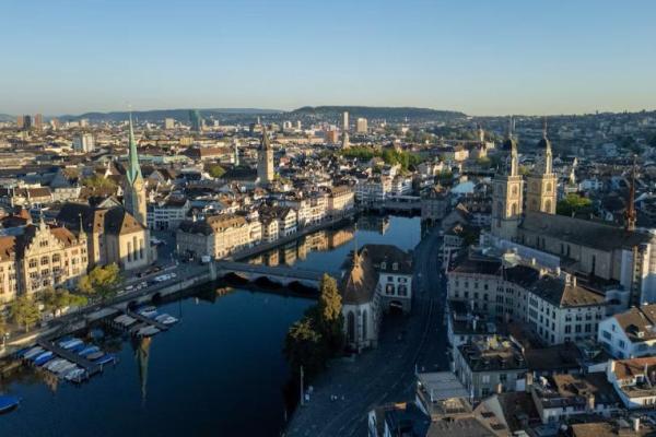 Pemandangan drone menunjukkan Sungai Limmat di Zurich, Swiss, 2 Mei 2025. REUTERS 