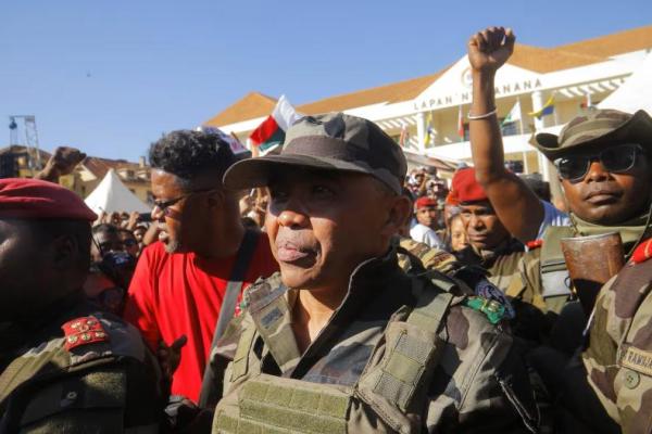 Kolonel Michael Randrianirina tiba bersama anggota militer untuk bergabung dengan para pengunjuk rasa yang berkumpul di luar balai kota di Independence Avenue di Antananarivo, Madagaskar, 14 Oktober 2025. REUTERS 