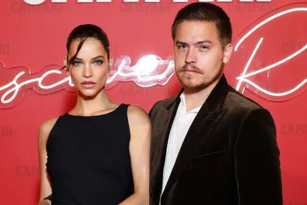 Barbara Palvin Melenggang di Runway Victoria`s Secret 2025 dengan Kaki Patah. (FOTO: GETTY IMAGE) 