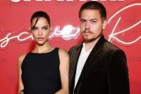 Barbara Palvin Melenggang di Runway Victoria`s Secret 2025 dengan Kaki Patah   