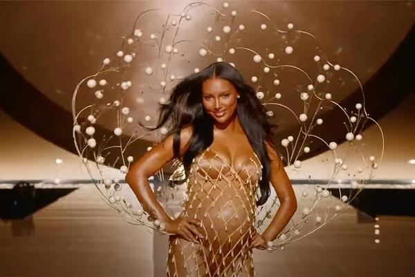 Jasmine Tookes membuka Peragaan Busana Victoria`s Secret 2025. (FOTO: VICTORIA`S SECRET/YOUTUBE) 