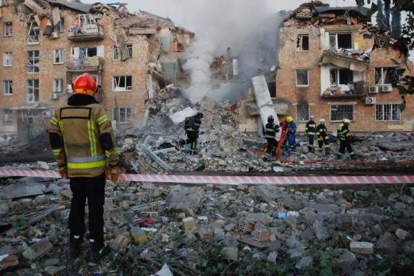 Tim penyelamat bekerja di lokasi sebuah gedung apartemen yang terkena serangan rudal dan pesawat tak berawak Rusia, di Kyiv, Ukraina, 28 Agustus 2025. REUTERS 