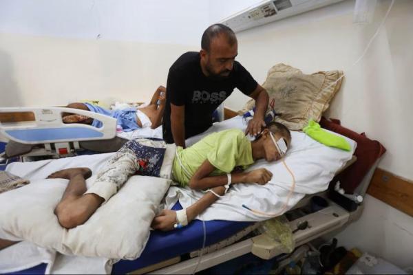 Hassan Qlob, 18 tahun, warga Palestina yang terluka, yang menurut ayahnya ditembak di kepala lebih dari dua bulan lalu saat mencari makanan, di Rumah Sakit Nasser di Khan Younis, Jalur Gaza selatan, 15 Oktober 2025. REUTERS 