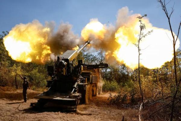 Seorang anggota Brigade Artileri Terpisah ke-44 Angkatan Bersenjata Ukraina menembakkan howitzer swagerak di wilayah Zaporizhzhia, Ukraina, 20 Agustus 2025. REUTERS 