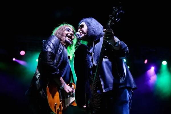 Gitaris dan vokalis band Rock KISS yaitu Ace Frehley dan Gene Simmons. (FOTO: HANNAH FOSLIEN) 