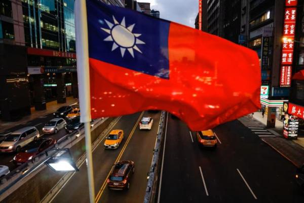 Bendera Taiwan terlihat di jembatan layang menjelang perayaan Hari Nasional di Taipei, Taiwan, 8 Oktober 2025. REUTERS 